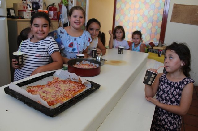 Cerca de una veintena de niños y niñas participan en el Taller de Cocina Creativa y Divertida que se celebra en las cocinas del Centro Sociocultural “La Cárcel”, Foto 4