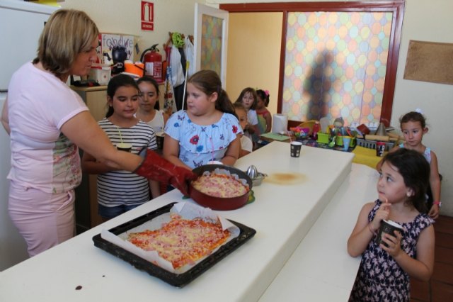 Cerca de una veintena de niños y niñas participan en el Taller de Cocina Creativa y Divertida que se celebra en las cocinas del Centro Sociocultural “La Cárcel” - 5, Foto 5