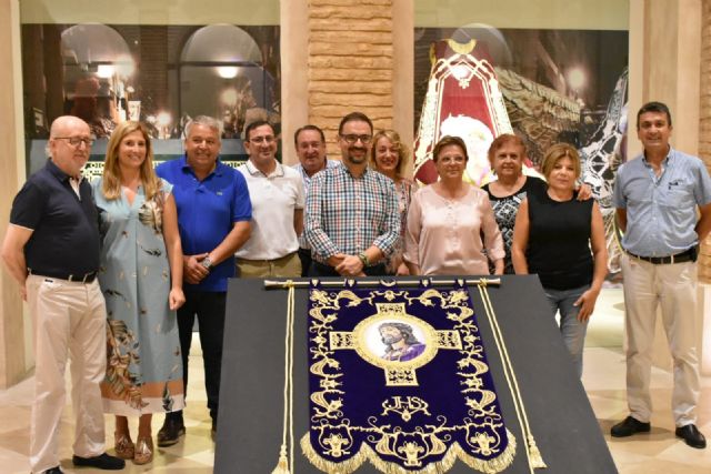 El taller de bordados del Paso Azul finaliza el Estandarte de Jesús Nazareno que desfilará en la popular Procesión de las Mortajas - 2, Foto 2