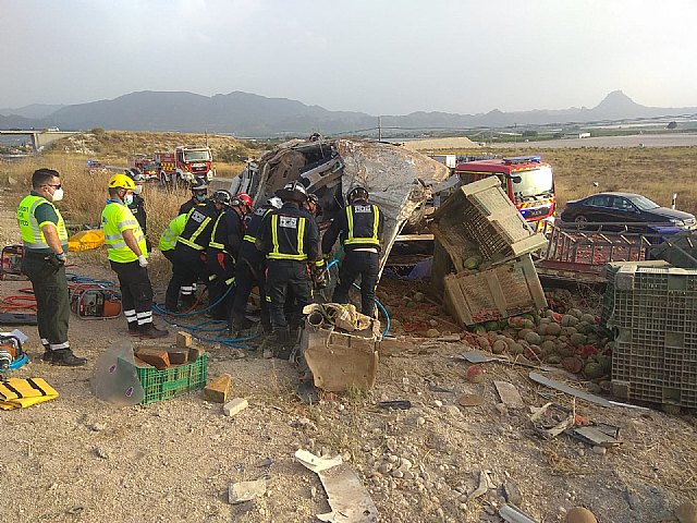 El conductor de un camión resulta herido y atrapado en la cabina del vehículo en Cieza - 1, Foto 1