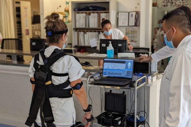 La UPCT ensaya con un exoesqueleto para analizar posturas y esfuerzos de personal sanitario y de hostelería - 1, Foto 1