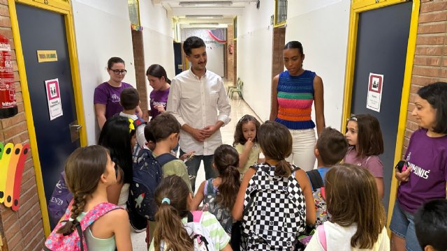 Cerca de 400 menores participan en la Escuela de Verano Municipal en el CEIP Gins Daz - San Cristbal, Foto 1
