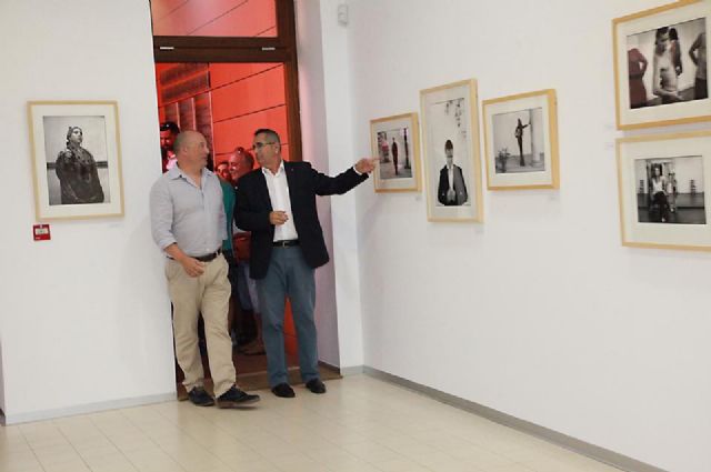 El artista Sánchez Montalbán cede a la Biblioteca Municipal los catálogos de la exposición de fotografías Seres Duende - 4, Foto 4