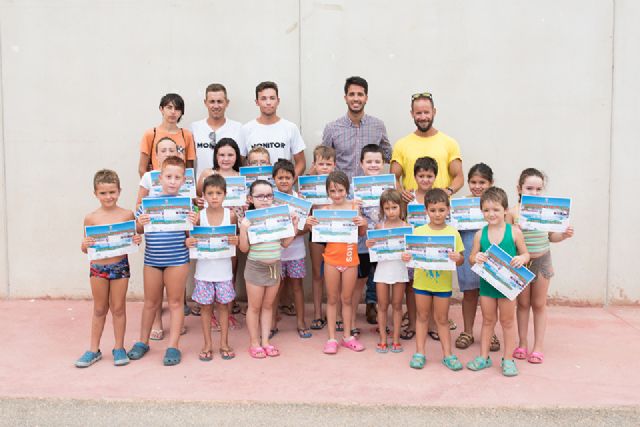 Más de 100 alumnos completan los cursos municipales de natación, Foto 1