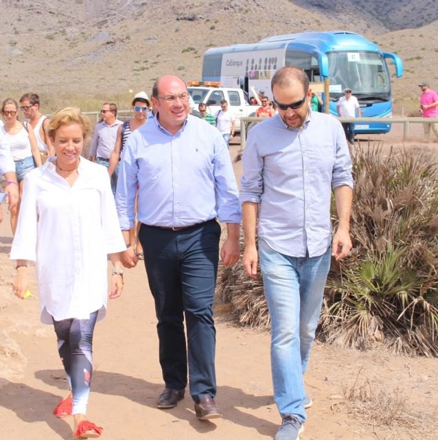 Pedro Antonio Sánchez: El sistema de accesos en autobús ha protegido Calblanque de la entrada de más de 45.000 vehículos este verano - 1, Foto 1