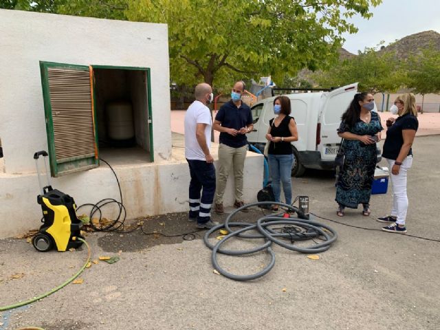El Ayuntamiento de Lorca lleva a cabo labores de prevención y control de legionelosis en los 38 colegios del municipio - 1, Foto 1
