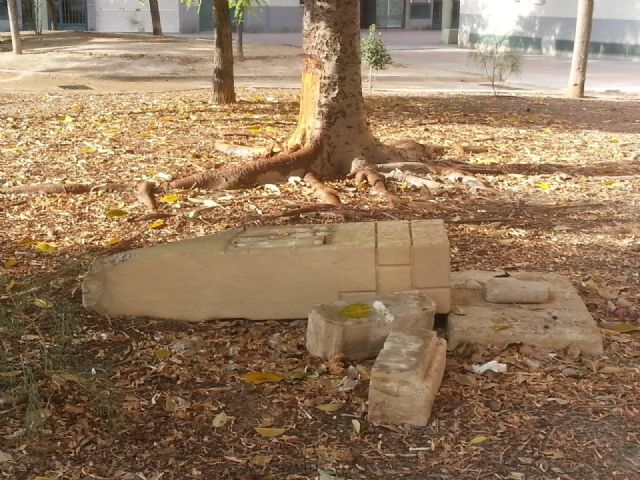 IU-Verdes Lorca exige la restitución del monumento a las víctimas del nazismo, que lleva dos meses tirado en el suelo - 1, Foto 1