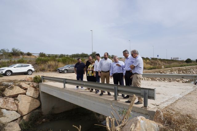 El alcalde de Los Alcázares visita las obras terminadas del canal D7 junto al delegado del gobierno de la Región de Murcia y el presidente de la CHS - 3, Foto 3