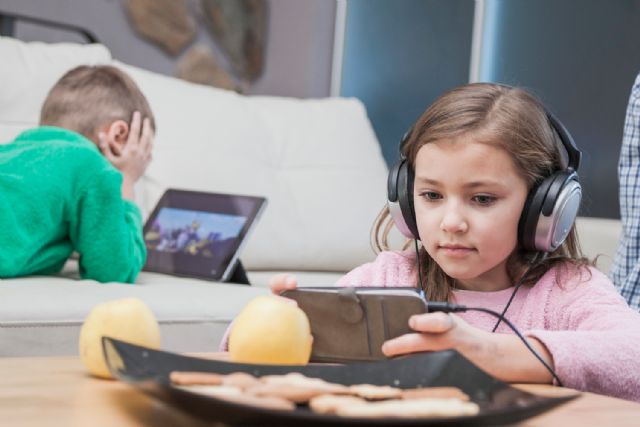 Ópticos-Optometristas advierten que la miopía, con una prevalencia del 40% en niños, puede aumentar con la sobreexposición a las pantallas en verano - 1, Foto 1