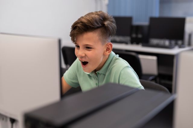 Ópticos-Optometristas advierten que la miopía, con una prevalencia del 40% en niños, puede aumentar con la sobreexposición a las pantallas en verano - 2, Foto 2