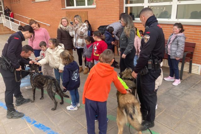 La Unidad Canina de la Policía Local de Cartagena da a conocer su labor en los colegios - 1, Foto 1