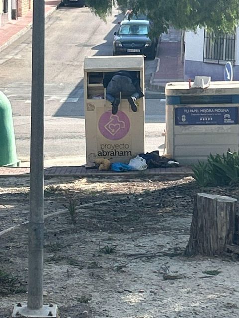 El Ayuntamiento de Molina de Segura retira temporalmente los contenedores de recogida de ropa usada por motivos de seguridad - 2, Foto 2