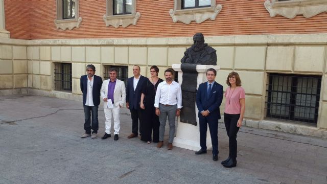 Una escultura instalada en la Plaza de la Merced homenajea a Cervantes - 1, Foto 1