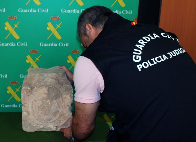 La Guardia Civil recupera en Torre Pacheco un escudo heráldico datado en el siglo XVI - 2, Foto 2