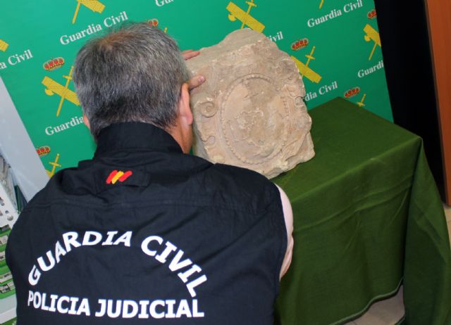 La Guardia Civil recupera en Torre Pacheco un escudo heráldico datado en el siglo XVI - 3, Foto 3