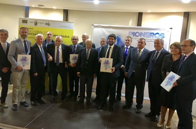 López Miras preside la presentación del libro Pioneros, de Manuel Buitrago - 2, Foto 2