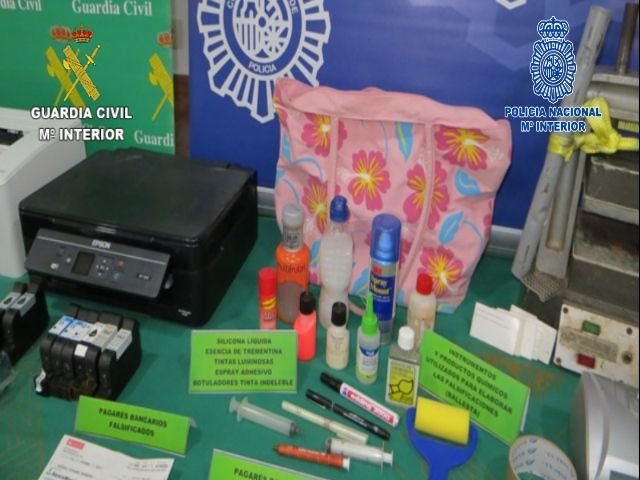 La Guardia Civil y la Policía Nacional desarticulan una red especializada en la sustracción, falsificación y posterior cobro de pagarés y cheques falsos - 2, Foto 2