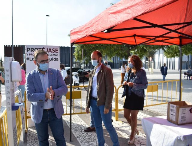 El alcalde de Lorca destaca el esfuerzo conjunto de vendedores y Ayuntamiento para conseguir un Mercado seguro y anuncia la exención de las tasas del mercado hasta final de año en apoyo al sector - 1, Foto 1