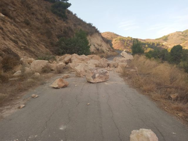 El Ayuntamiento de Lorca inicia de inmediato las labores de limpieza de la carretera de acceso a la ermita del Padrico - 1, Foto 1