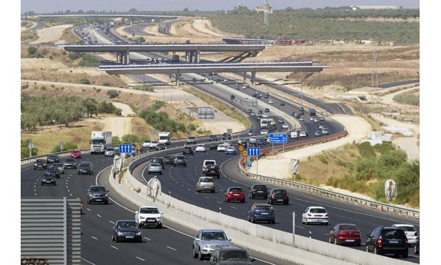 Usar el teléfono móvil mientras se conduce continúa siendo la distracción más frecuente entre los conductores - 1, Foto 1