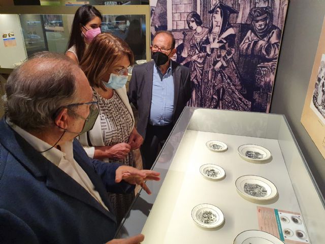 La consejera de Educación y Cultura visita la exposición de lozas cartageneras en el Museo Arqueológico - 1, Foto 1