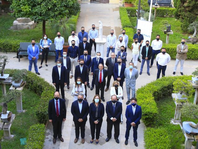 Imagen de grupo de los asistentes a la presentación del curso de Experto Universitario en Gestión de Servicios Públicos UCAM-HOZONO, Foto 1