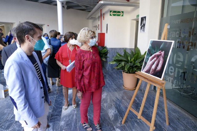 Los jóvenes muestran la relación con sus mayores en una exposición de fotografía intergeneracional - 1, Foto 1