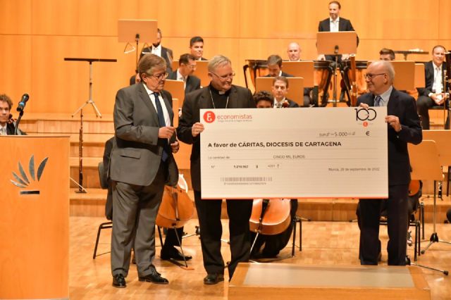 Los economistas de la Región de Murcia entregan a Cáritas los fondos recaudados en el concierto solidario de la Orquesta Sinfónica a favor de las familias más vulnerables - 1, Foto 1