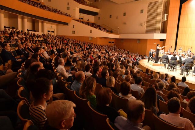 Los economistas de la Región de Murcia entregan a Cáritas los fondos recaudados en el concierto solidario de la Orquesta Sinfónica a favor de las familias más vulnerables - 2, Foto 2
