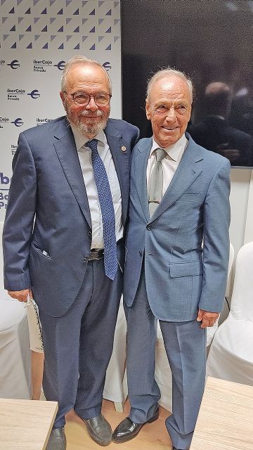 Bajo el Patrocinio de IberCaja, Banca privada y el Ateneo de Triana coloquio taurino por el Dr. Domingo Jiménez Álvarez - 2, Foto 2