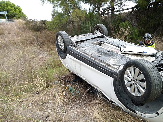 Coche cae por un terraplén en la AP-7 en San Javier y una joven de 26 años resulta herida leve - 1, Foto 1