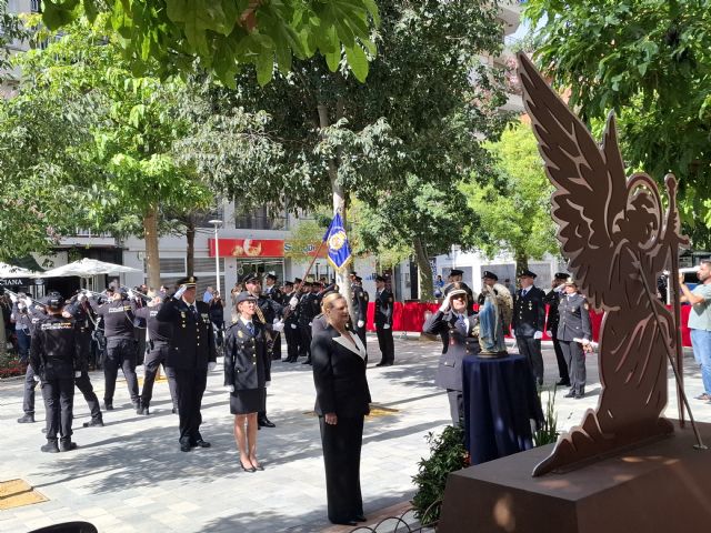 El Ayuntamiento instala un monolito en la Plaza de la Constitución en honor a la Policía Nacional - 1, Foto 1