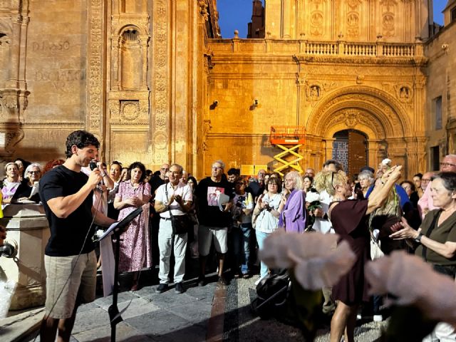 Éxito de la concentración ciudadana Claveles blancos y poesía por la paz y la democracia - 4, Foto 4