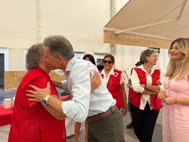 Fulgencio Gil agradece la labor que Cruz Roja realiza en Lorca durante su visita a la mesa petitoria por el Día de la Banderita - 5, Foto 5