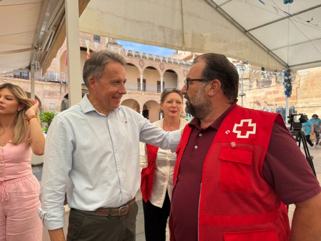 Fulgencio Gil agradece la labor que Cruz Roja realiza en Lorca durante su visita a la mesa petitoria por el Día de la Banderita - 2, Foto 2