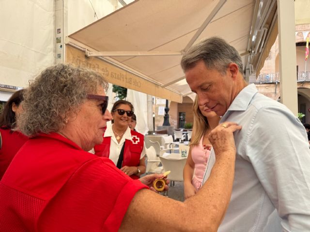 Fulgencio Gil agradece la labor que Cruz Roja realiza en Lorca durante su visita a la mesa petitoria por el Día de la Banderita - 3, Foto 3
