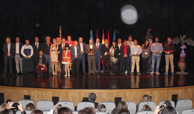 La Federación de Peñas Festeras entregó el Premio Oinokoe 2016 a la Agrupación Sardinera de Murcia - 1, Foto 1