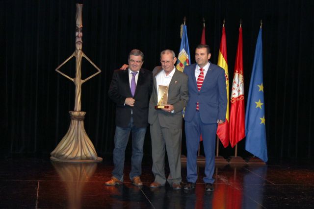La Federación de Peñas Festeras entregó el Premio Oinokoe 2016 a la Agrupación Sardinera de Murcia - 3, Foto 3