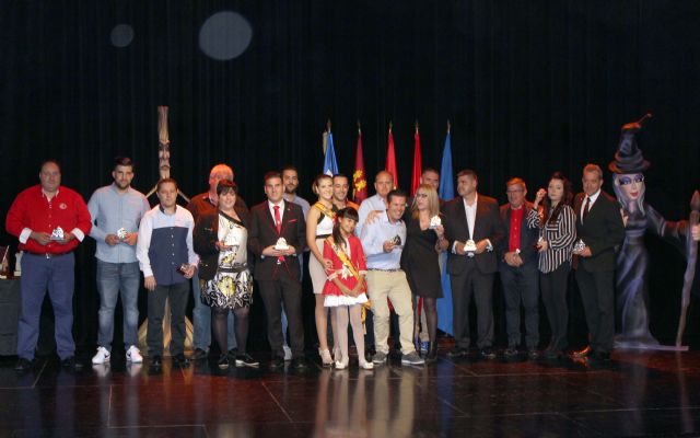 La Federación de Peñas Festeras entregó el Premio Oinokoe 2016 a la Agrupación Sardinera de Murcia - 5, Foto 5