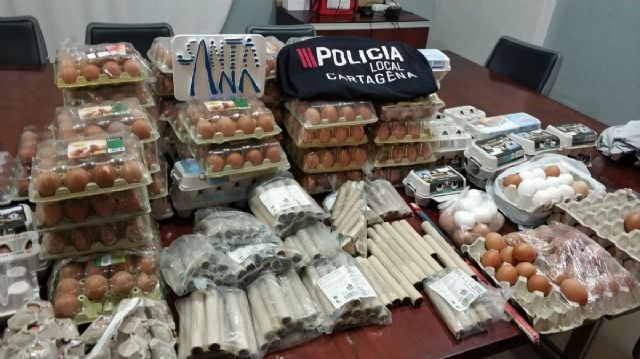 La Policía Local interviene 73 docenas de huevos y 153 artefactos pirotécnicos en la noche de Halloween - 1, Foto 1