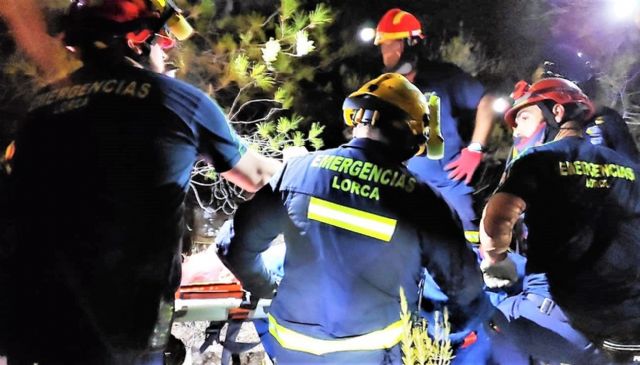 El Servicio Municipal de Emergencias de Lorca rescata a un senderista tras sufrir una caída grave en El Cejo de los Enamorados - 1, Foto 1