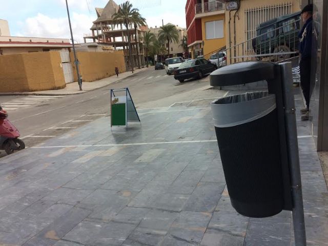 Colocan 40 nuevas papeleras en diferentes puntos del casco urbano en una primera fase, Foto 6