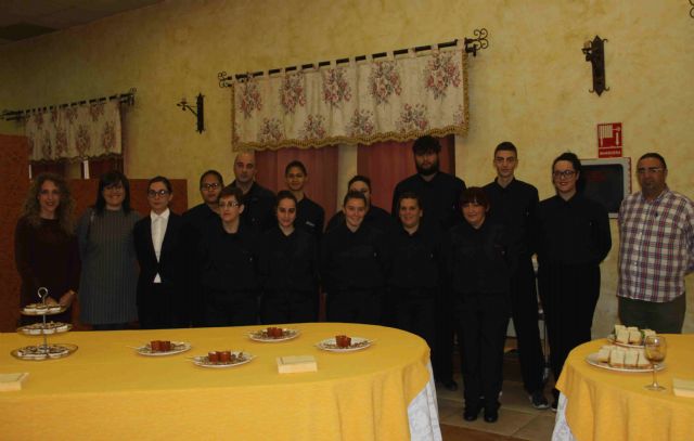 Doce jóvenes en situación de desempleo reciben formación para trabajar en el sector de la Hostelería - 1, Foto 1