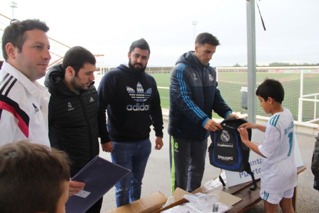 Entrega de equipaciones a los niños de la Escuela de Fútbol del Real Madrid - 1, Foto 1