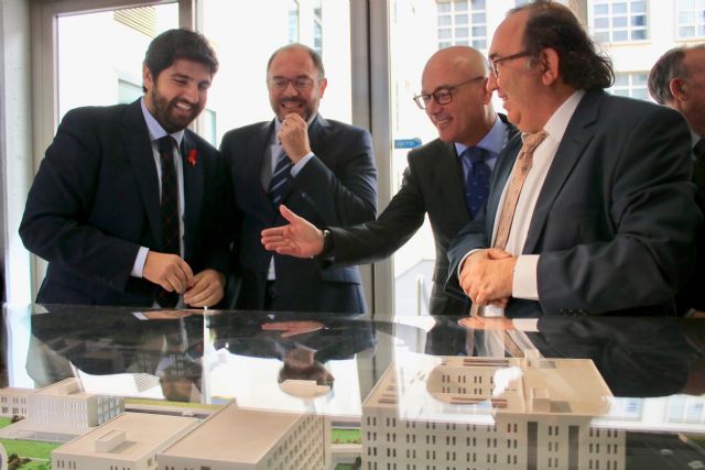 Fernando López Miras asiste al acto de colocación de la primera piedra del nuevo edificio de aulas y laboratorio para alumnos delcampus de Ciencias de la Salud de la UMU - 1, Foto 1