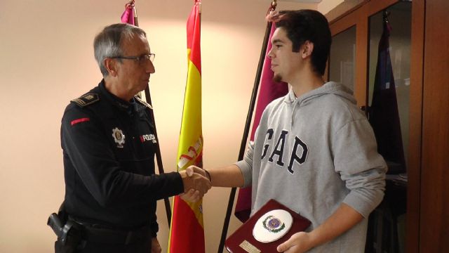Seguridad Ciudadana reconoce la reaccion de dos ciudadanos que salvaron la vida a un hombre que habia caido al mar - 1, Foto 1
