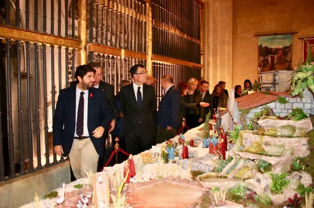López Miras inaugura en la iglesia de San Esteban un belén tradicional, ganador del Premio Regional de Artesanía - 2, Foto 2