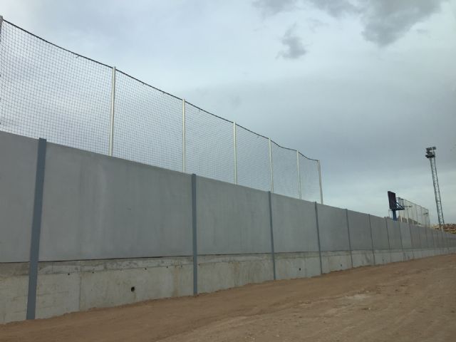 Finalizan las obras de reconstrucción del muro del campo de fútbol - 1, Foto 1