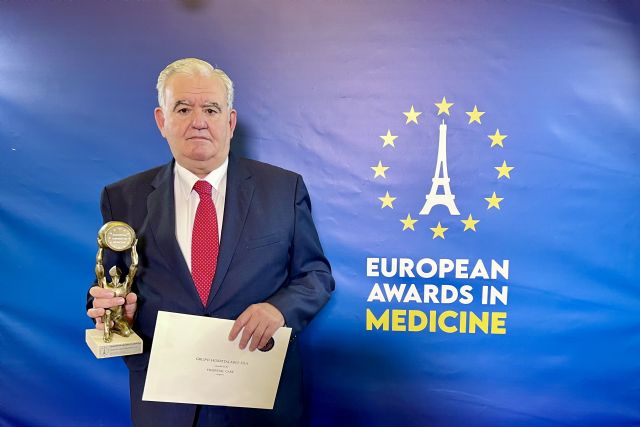 El Dr. Benito García-Legaz recogiendo el premio ´Hospital Care´ en los ´European Awards in Medicine´, Foto 1