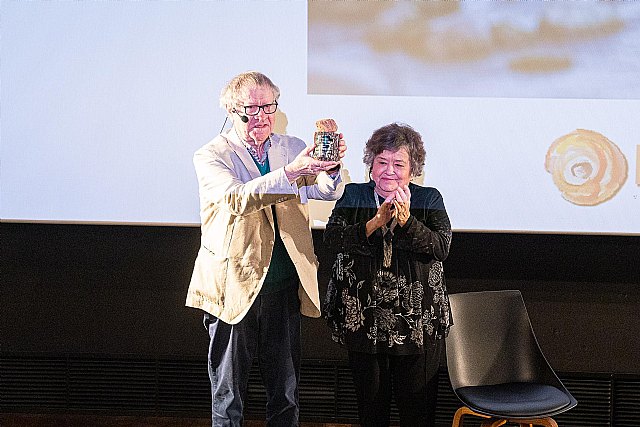 Ian Gibson recibió el Premio a su compromiso de manos de Cristina Almeida - 1, Foto 1